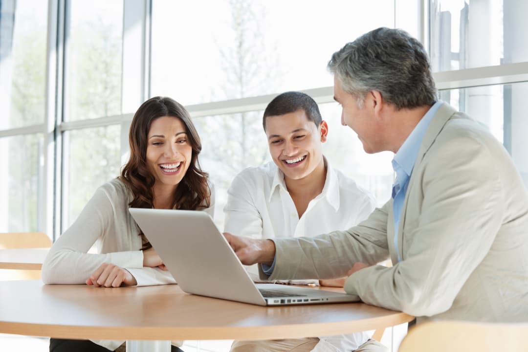 Equipo empresarial con bienestar financiero